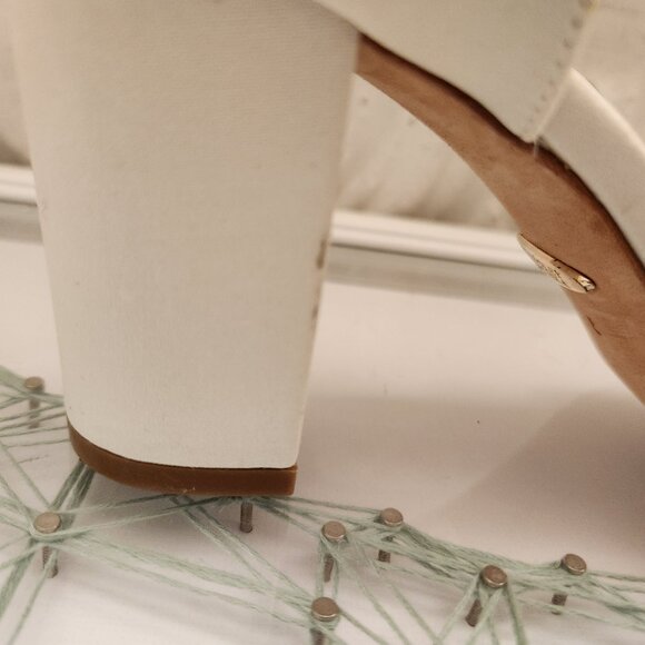 Badgley Mischka White/Silver Heeled Sandals. NWT. Size 6 - Picture 9 of 9